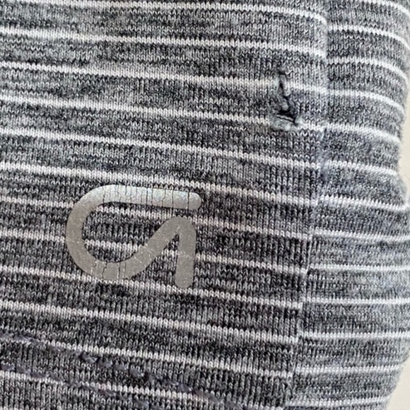 GAP Fit gray/white striped short sleeve keyhole cutout back cropped tee - Picture 5 of 9